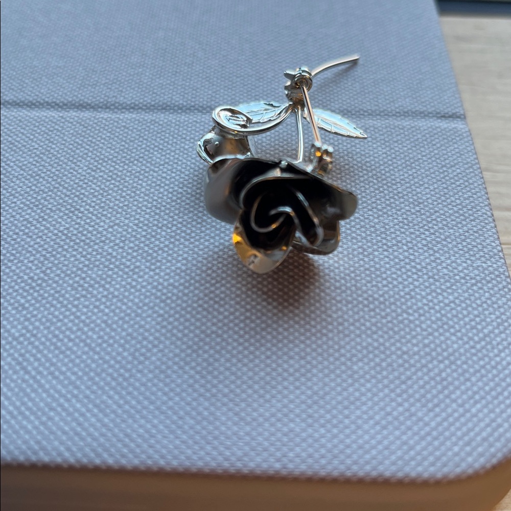 Vintage silver tone rose flower pin. - Picture 3 of 4
